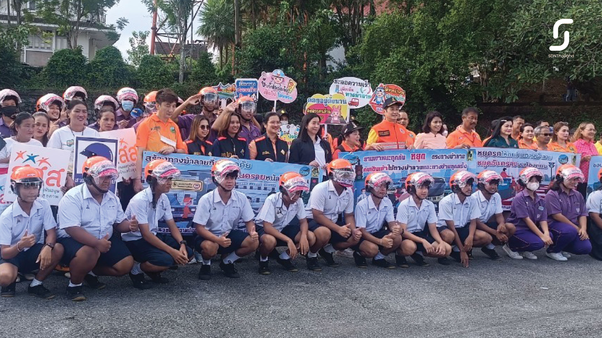 บ่าวงดเหล้า สาวพักตับตรัง ร่วมรณรงค์หยุดรถทางม้าลาย เพื่อความปลอดภัยทางถนน !